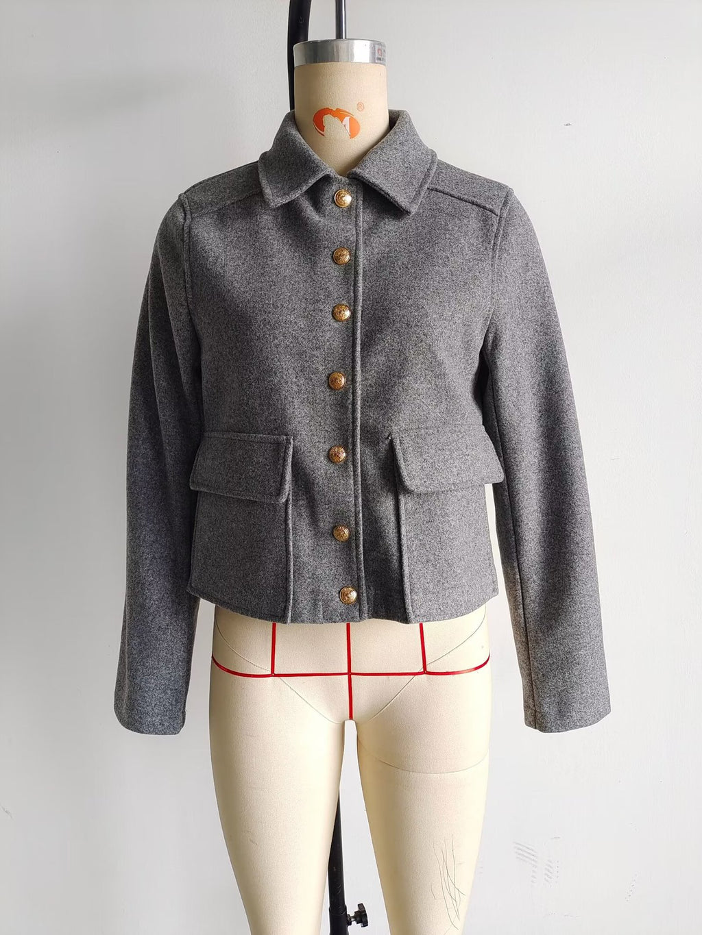 CHAQUETA CORTA CON BOTONES