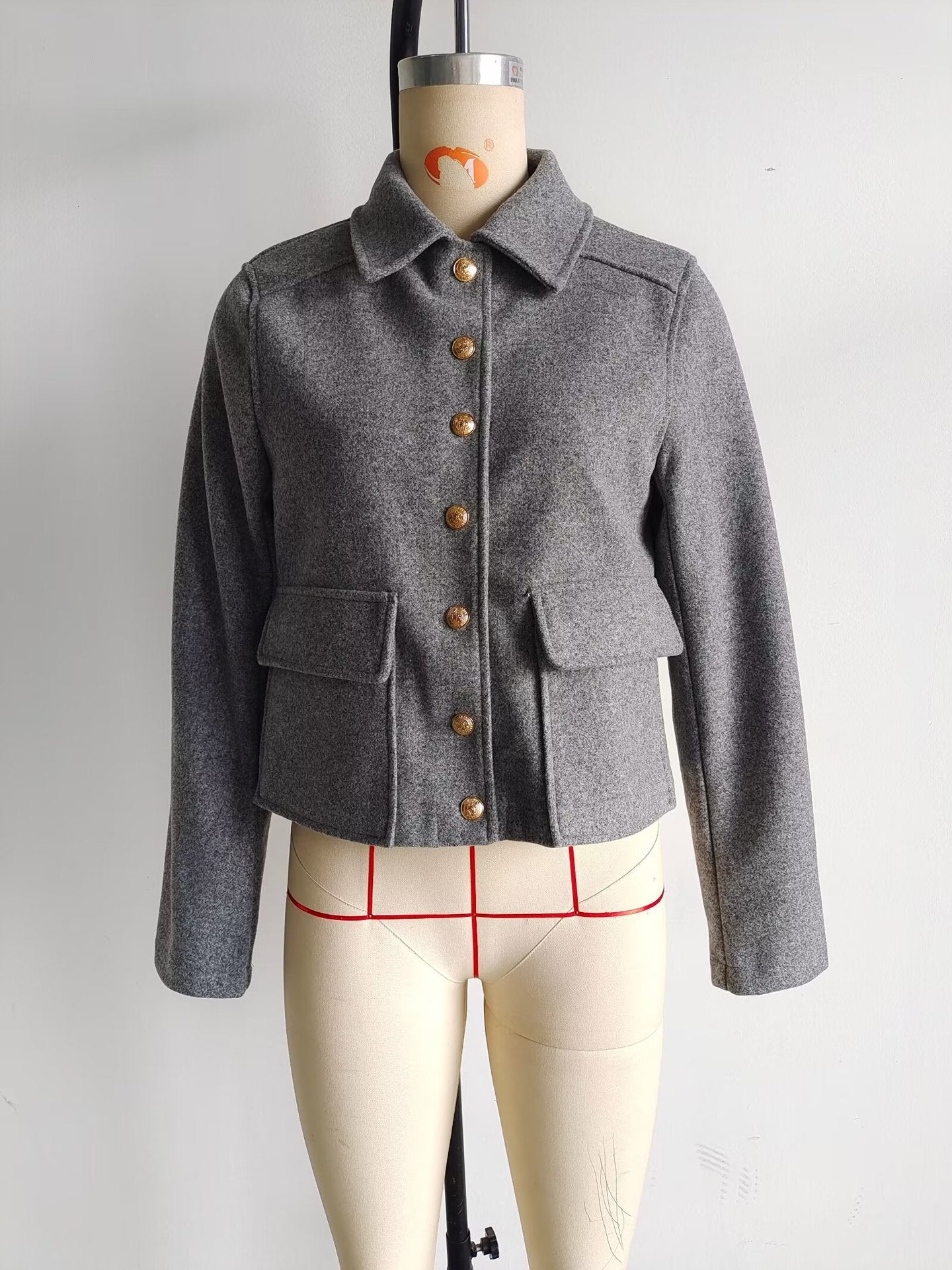 CHAQUETA CORTA CON BOTONES