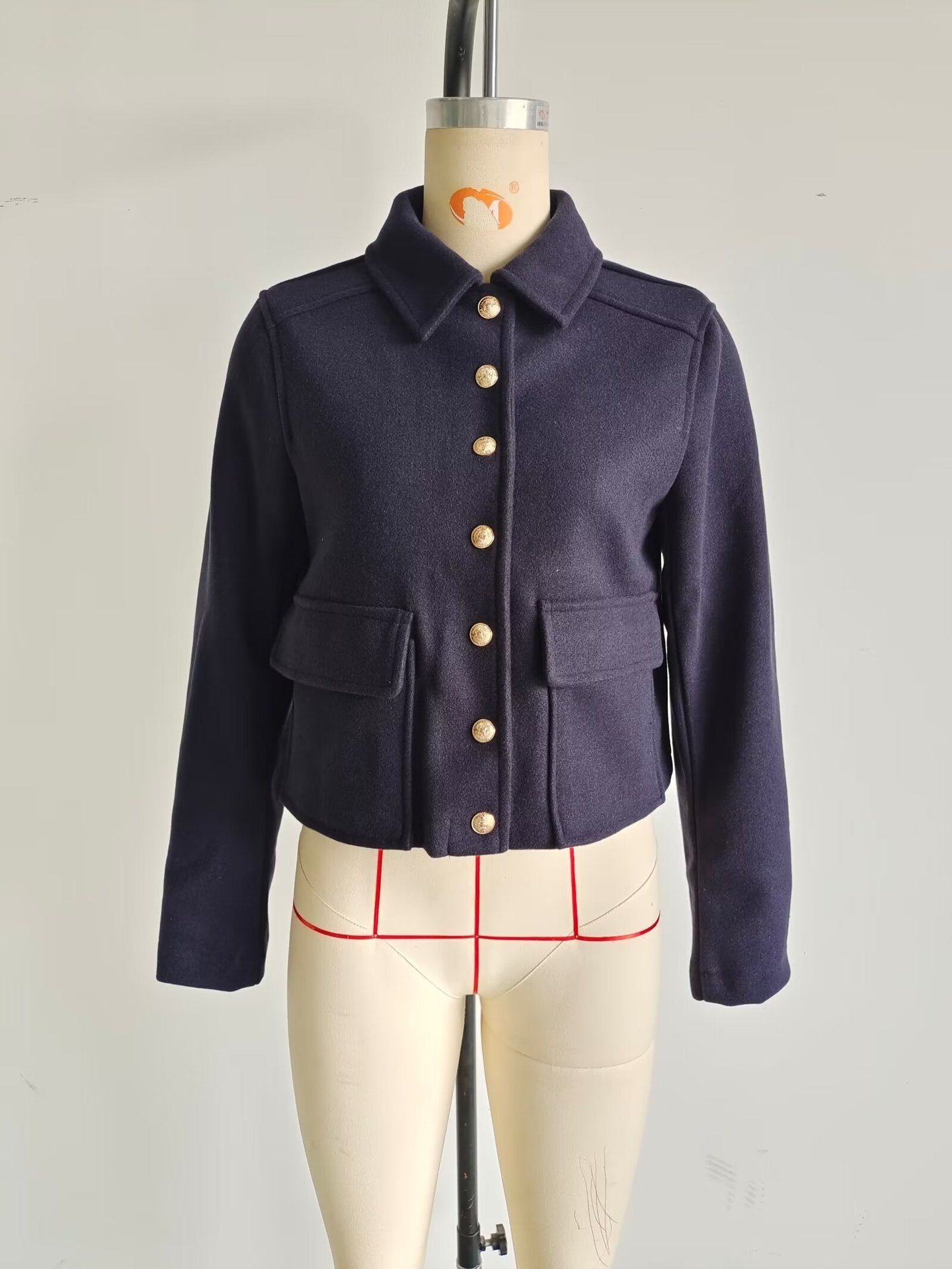 CHAQUETA CORTA CON BOTONES